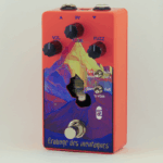 grabuge des montagnes de côté sur fond gris